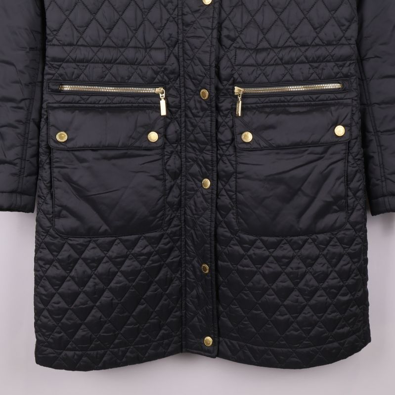 Närbild på nedre delen av jackan med stora fickor