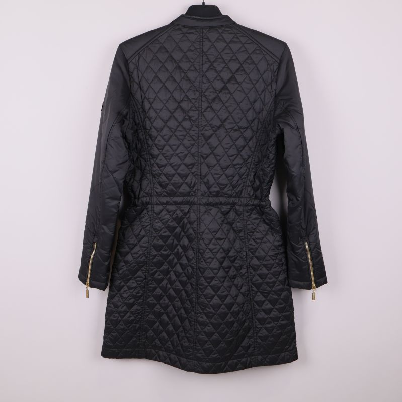 Baksida av lång svart quiltad Barbourjacka