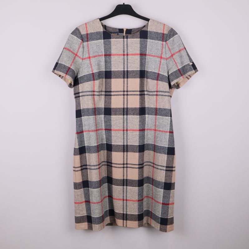 Framifrån av rutig klänning med kort ärm 