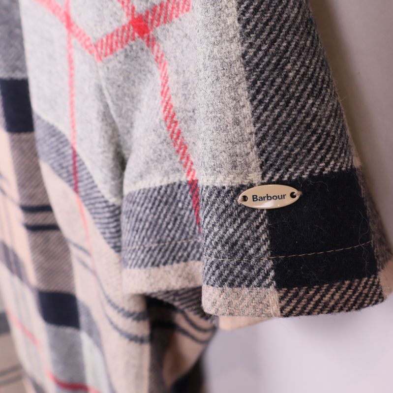 Närbild på ärm med Barbour metallbricka