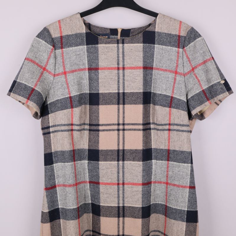 Närbild överdel framtill av rutig klänning