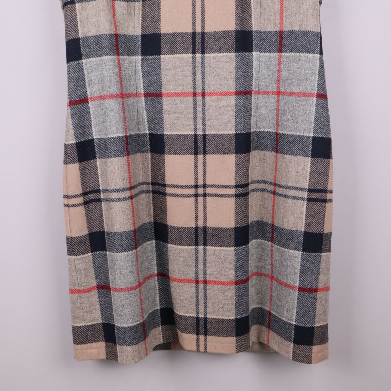 Närbild nederdel av rutig klänning