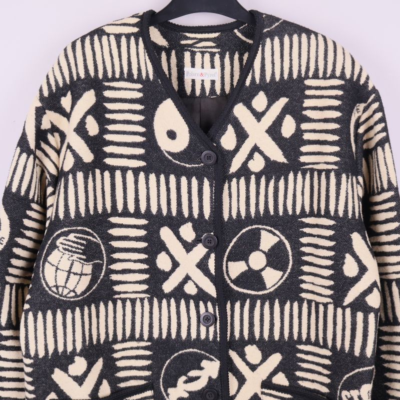 Överkroppsdelen av jackan med tydligt synliga knappar och mönster