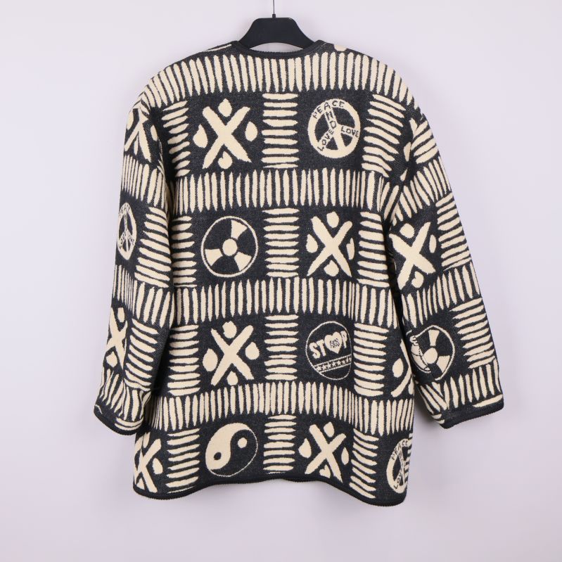 Jackans baksida med grafiskt tryck i två färger