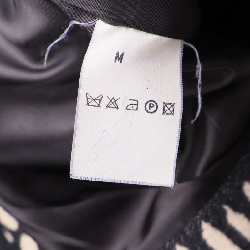 Tvättlapp med storlek M och tvättsymboler i jackan