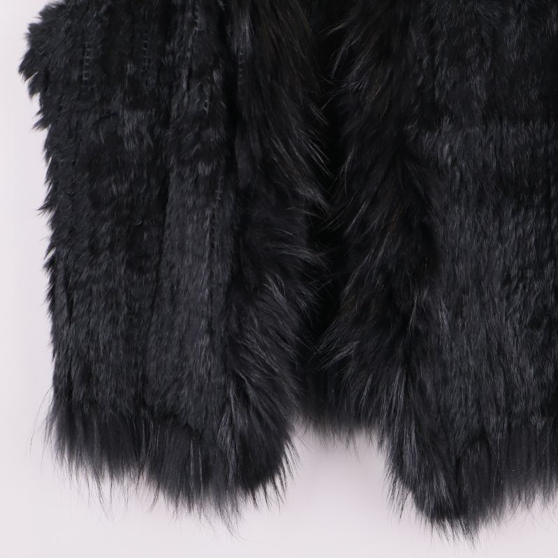 Närbild på nedre delen av västens päls och kant