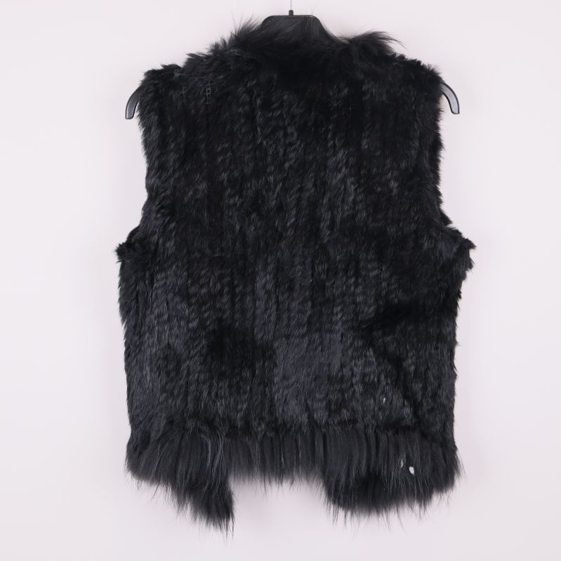 Baksidan av svart pälsväst med pälsstruktur