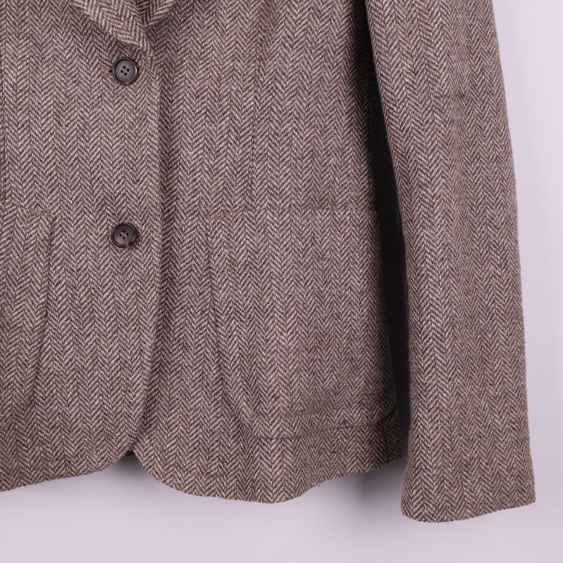 Närbild på nedre del av blazer med fiskbensmönster