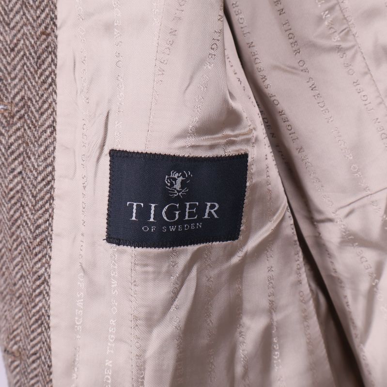 Närbild på Tiger of Sweden-logga i insidan av blazern