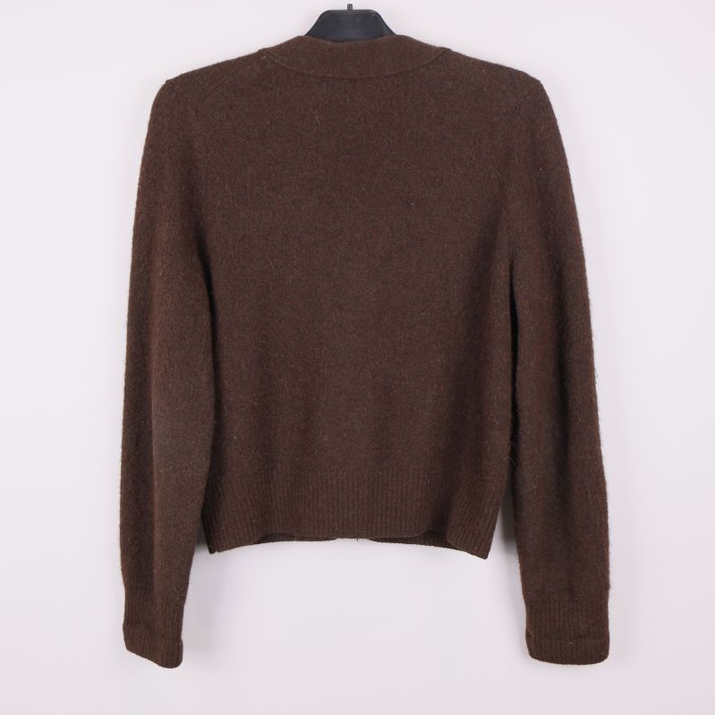 Baksida av brun cardigan i stickat material