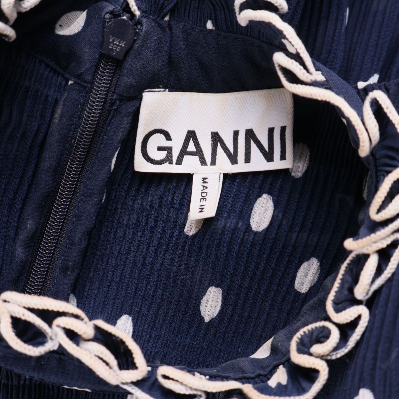Närbild på Ganni-varumärkets etikett i blusen