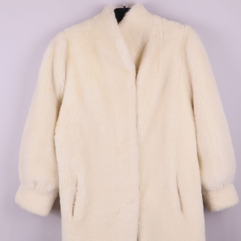 Vit vintagekappa framsida, tydlig struktur och stängning