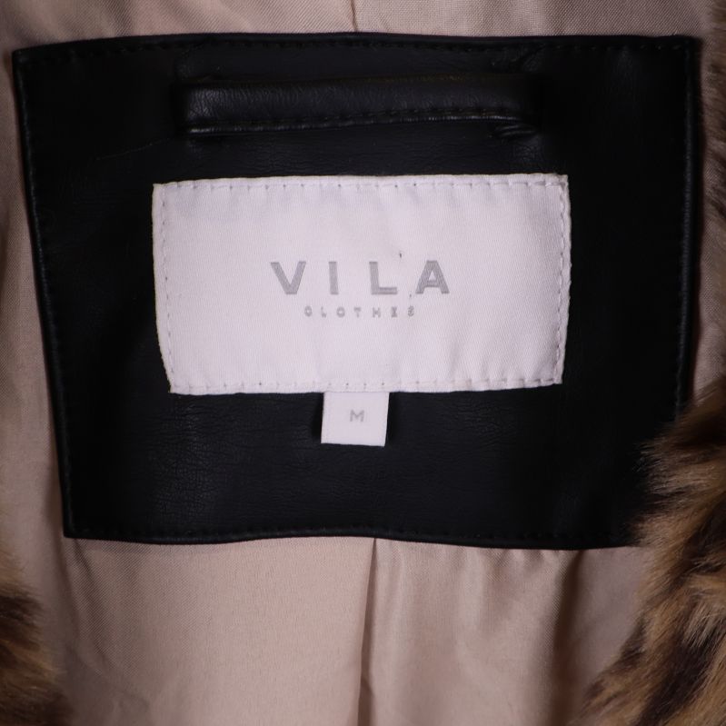 Närbild på etikett med texten VILA CLOTHES och storlek M