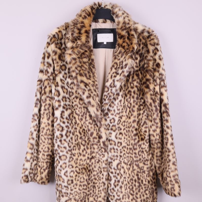 Leopardmönstrad jacka framifrån hängande på galge