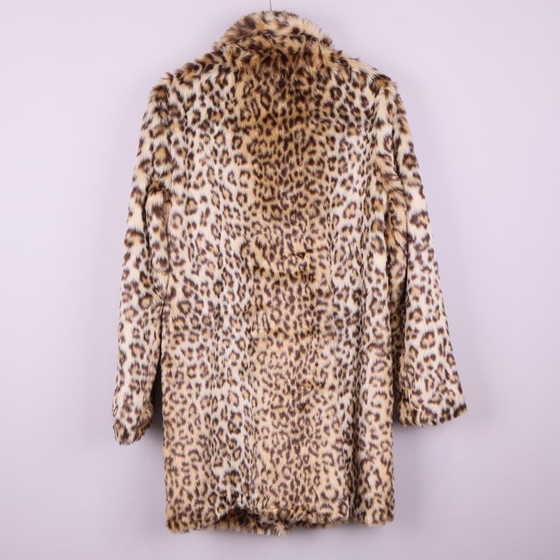 Baksida av leopardmönstrad fuskpälsjacka i helbild