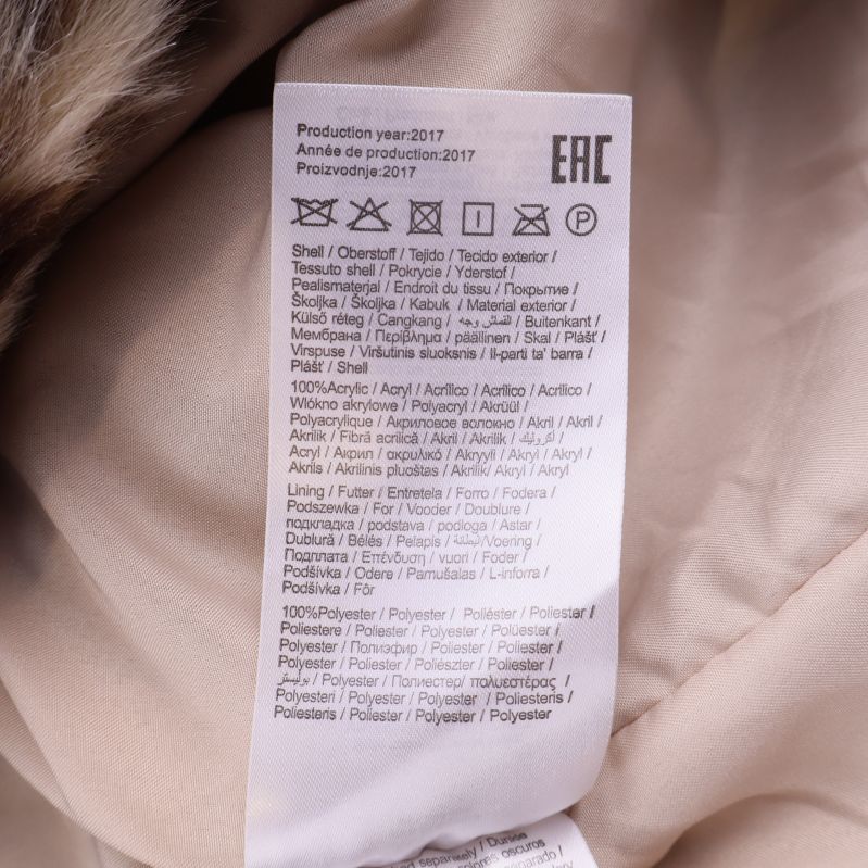 Materialinformation på etikett inuti jackan