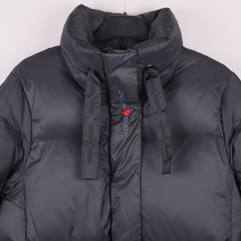 Närbild på kragen och knytband på jackan