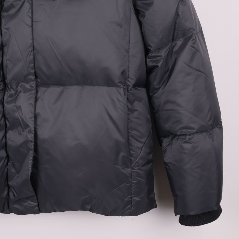 Vänster ärm och nederdel av jackans framsida