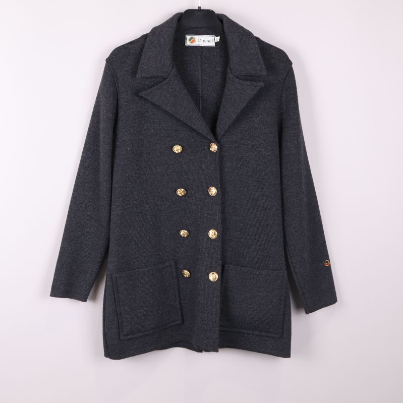 Mörkgrå kavaj med dubbelknäppning och framfickor