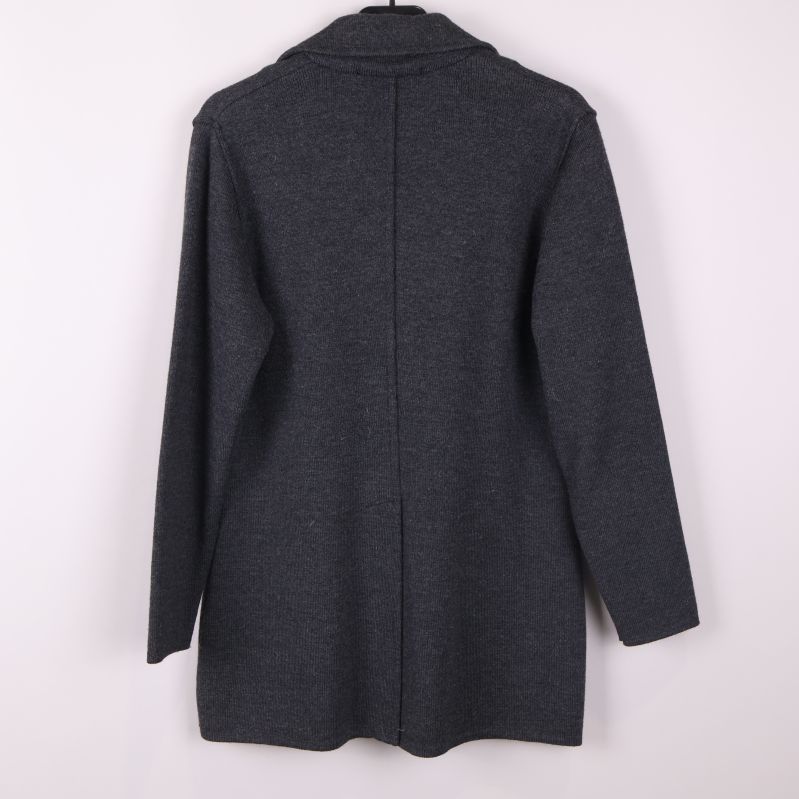 Baksidan av mörkgrå kavaj med lång ärm