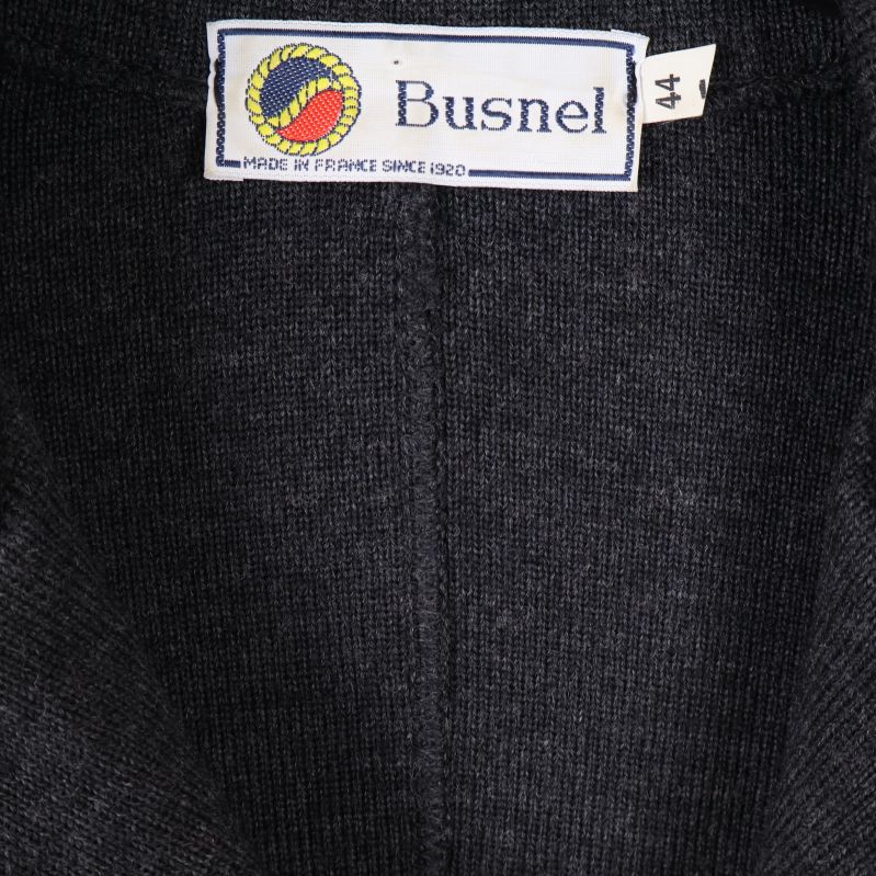 Närbild på Busnel-logotyp och etikett i halsen