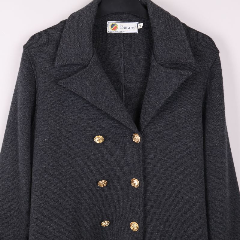 Kavajens överdel med krage och knappar i fokus