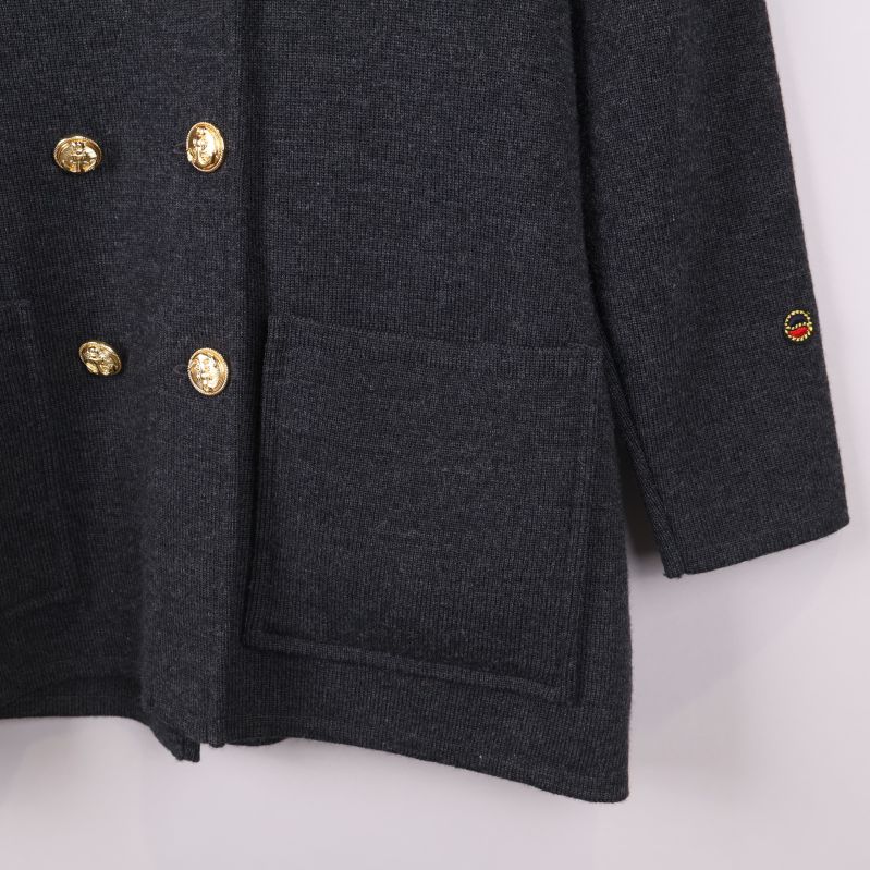 Ärmdetalj med Busnel-logga på mörkgrå kavaj