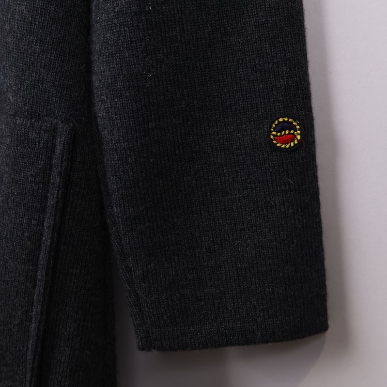 Närbild på ärmslut med broderad detalj