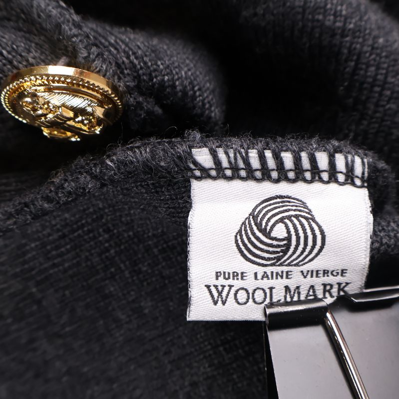 Materialetikett med Woolmark och text om ren ny ull