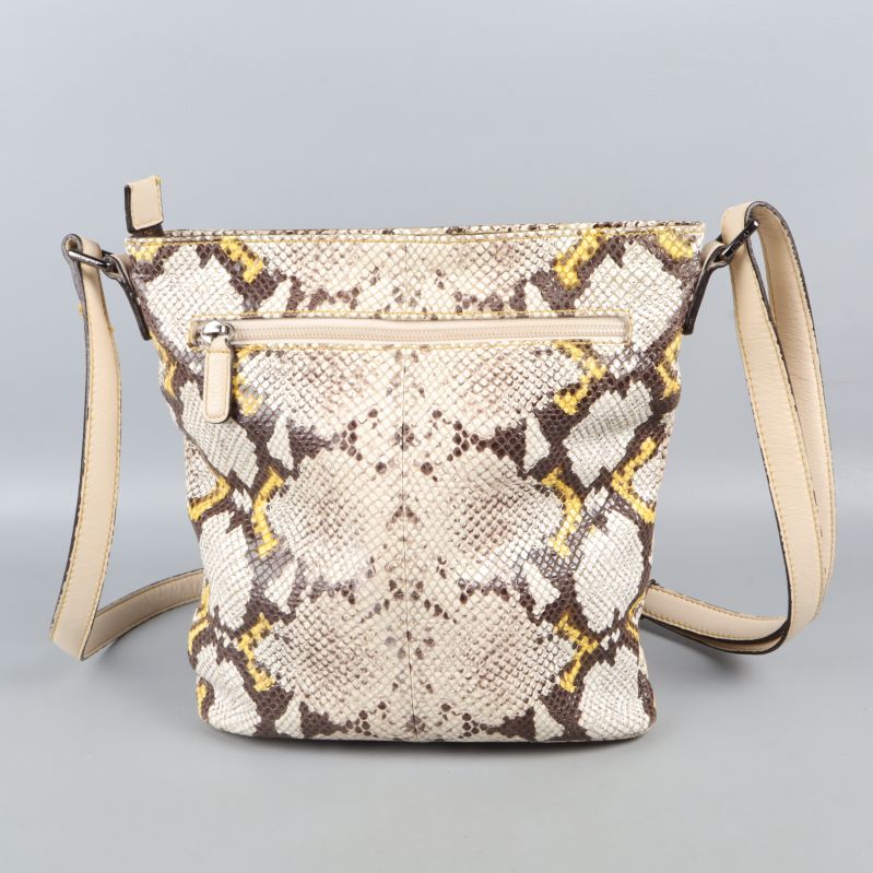 Baksidan på axelremsväskan med dragkedjeficka