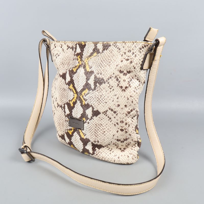 Axelremsväska framifrån i ormmönstrat material