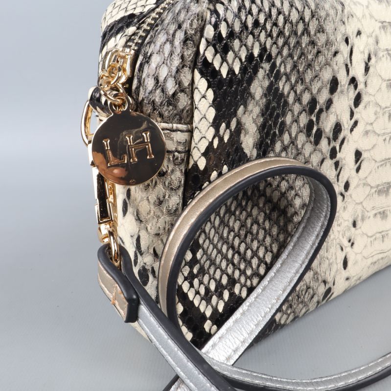 Sida av väska med ormmönster och axelrem