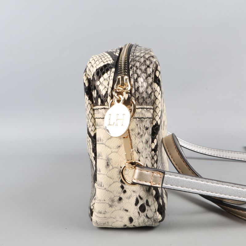 Baksida av ormmönstrad väska med dragkedjeficka och cirkulär logotyp