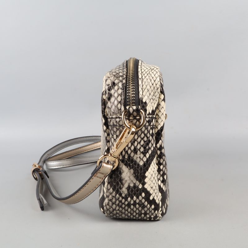 Väska invändigt med svartvitt randigt innerfoder och flera fack