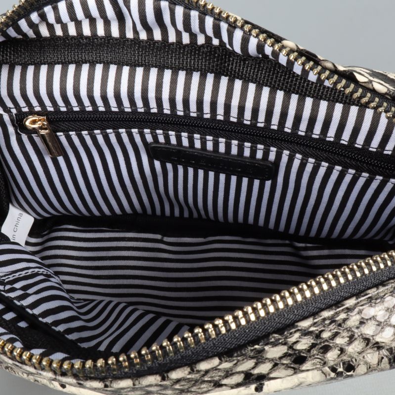 Närbild på insida med logotypen Louenhide på svart bricka