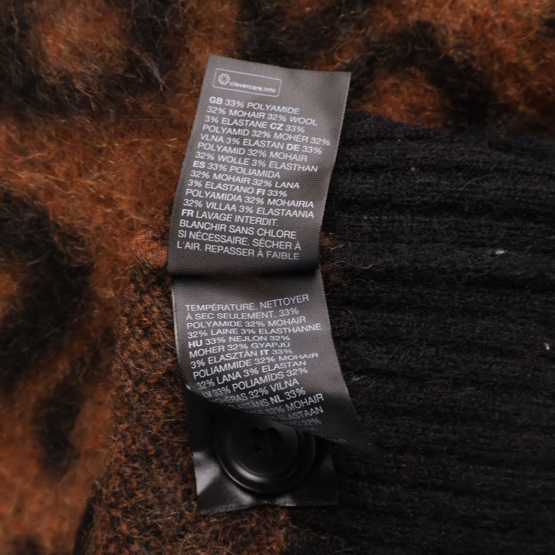 Material- och tvättetikett på insidan av koftan