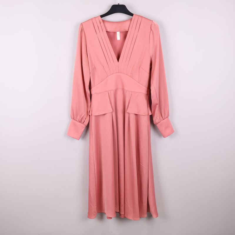 Rosa långärmad klänning med plisserad V-ringning 