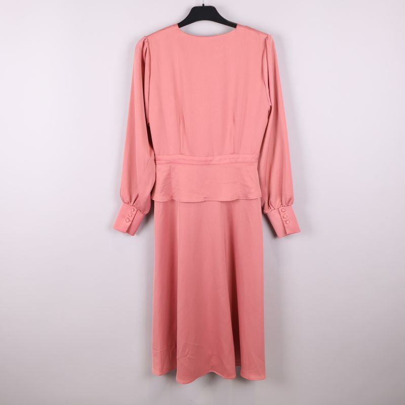 Baksida av rosa långärmad klänning med markerad midja