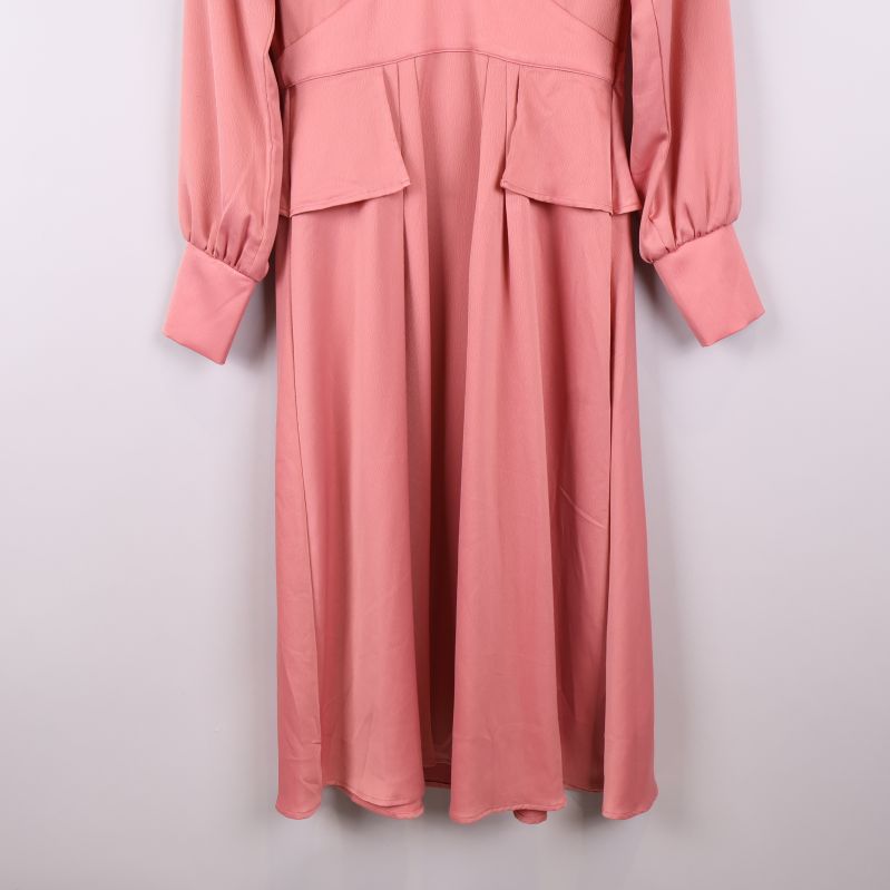 Nederdel och fåll på lång rosa klänning