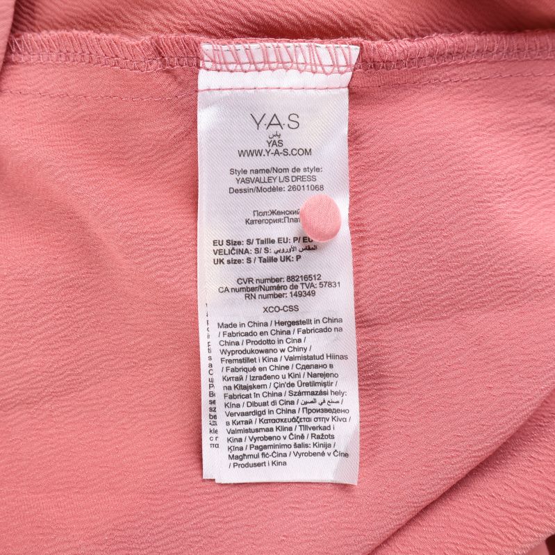 Tvättrådsetikett med varumärket Y.A.S och storleksinformation