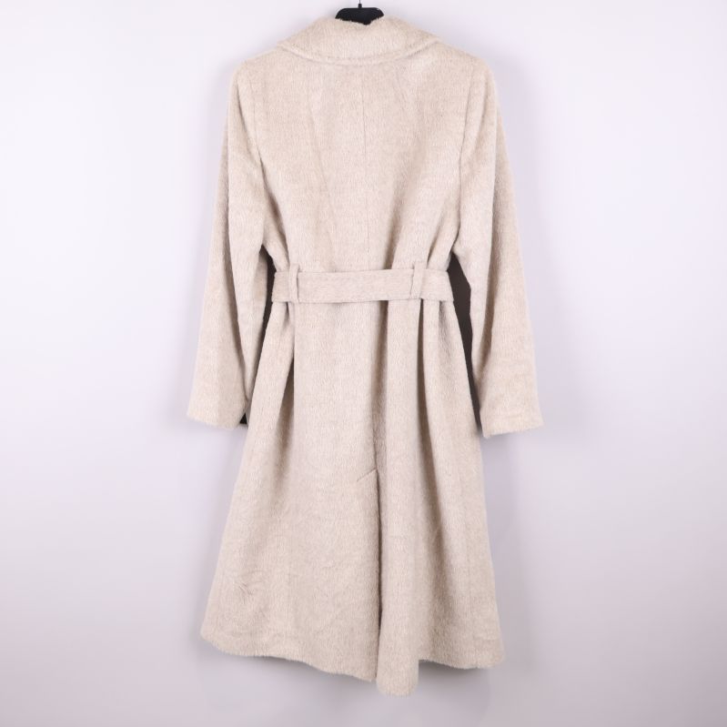 Baksidan på beige kappa med skärp