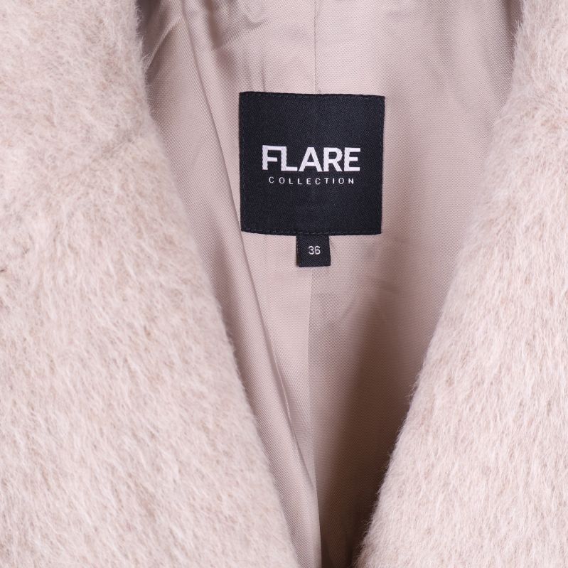 Närbild på Flare Collection-märket samt storlek 36 i kragen