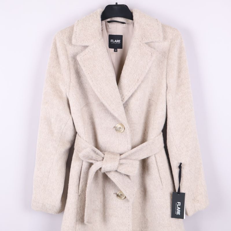 Kappa i beige med knytskärp och knappar framtill