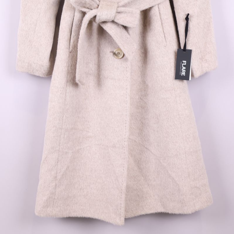 Nedre delen av beige kappa med knapp och skärp