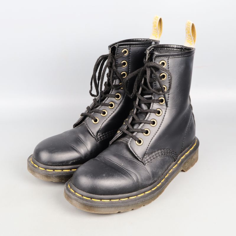 Svarta kängor med snörning