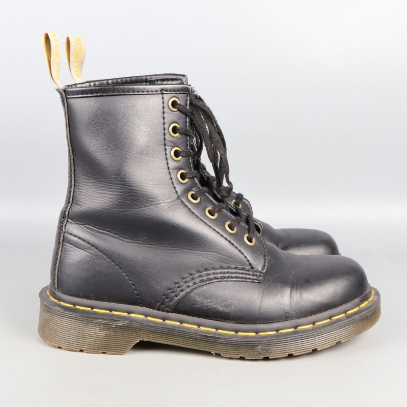 Sidovy av svarta kängor