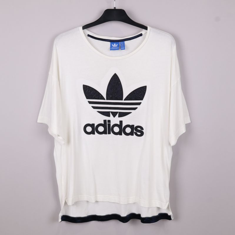 Vit adidas t-shirt med svart logotyp framtill