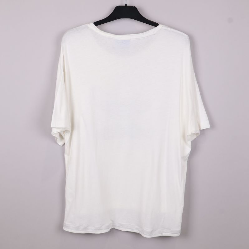 Baksidan av vit oversized t-shirt utan tryck