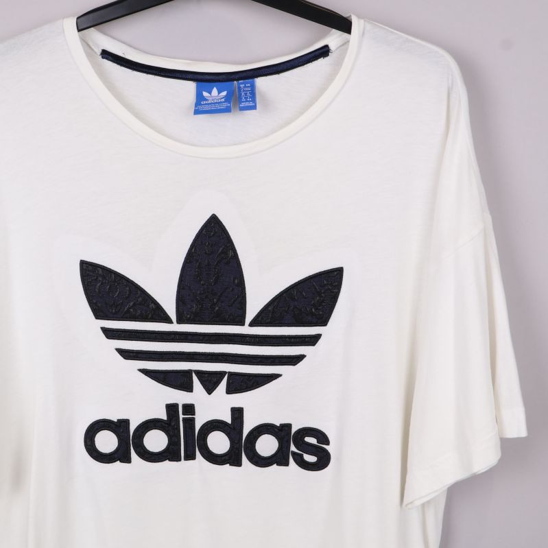 T-shirt med svart adidas logotyp i närbild