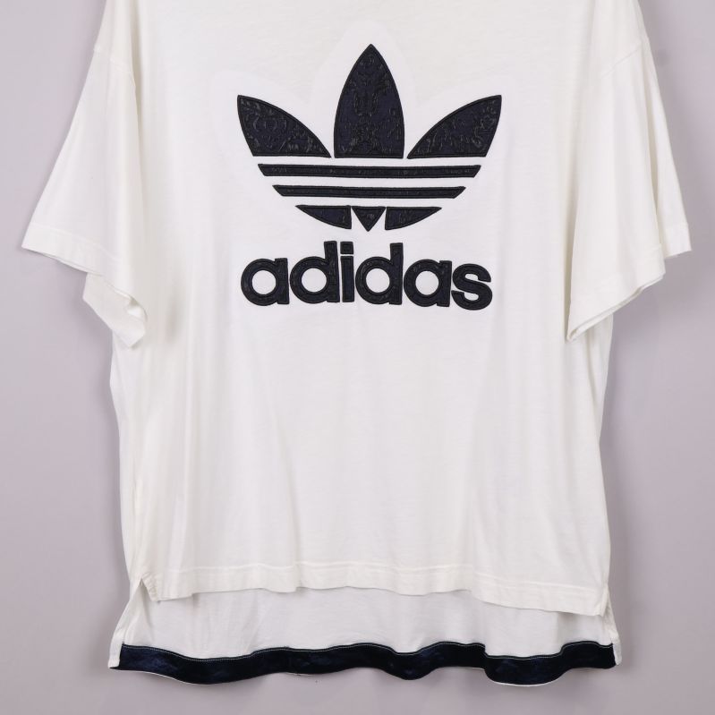 T-shirtens nederkant med kontrastfärg